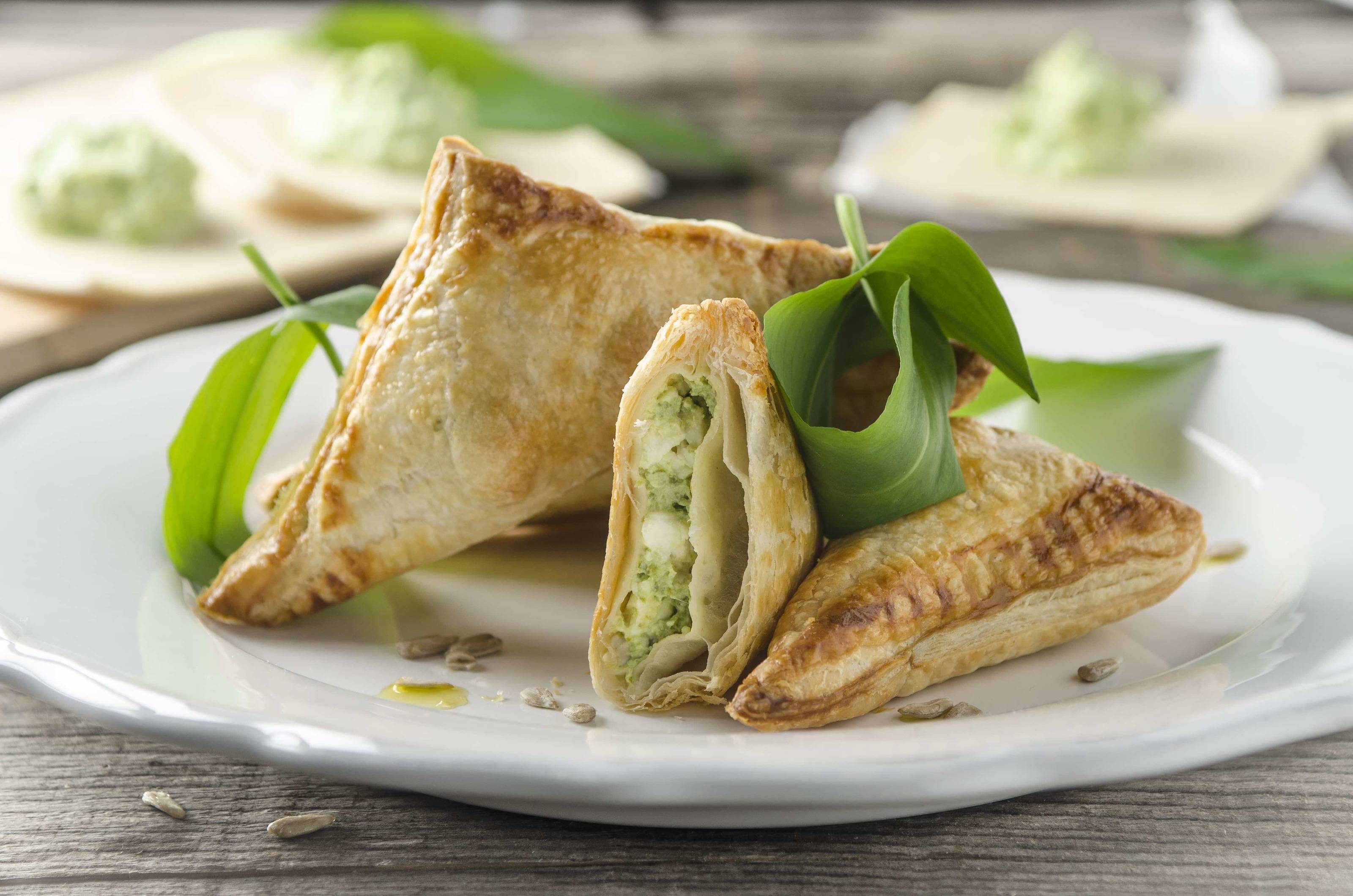 Blätterteigecken mit Bärlauch-Feta-Füllung