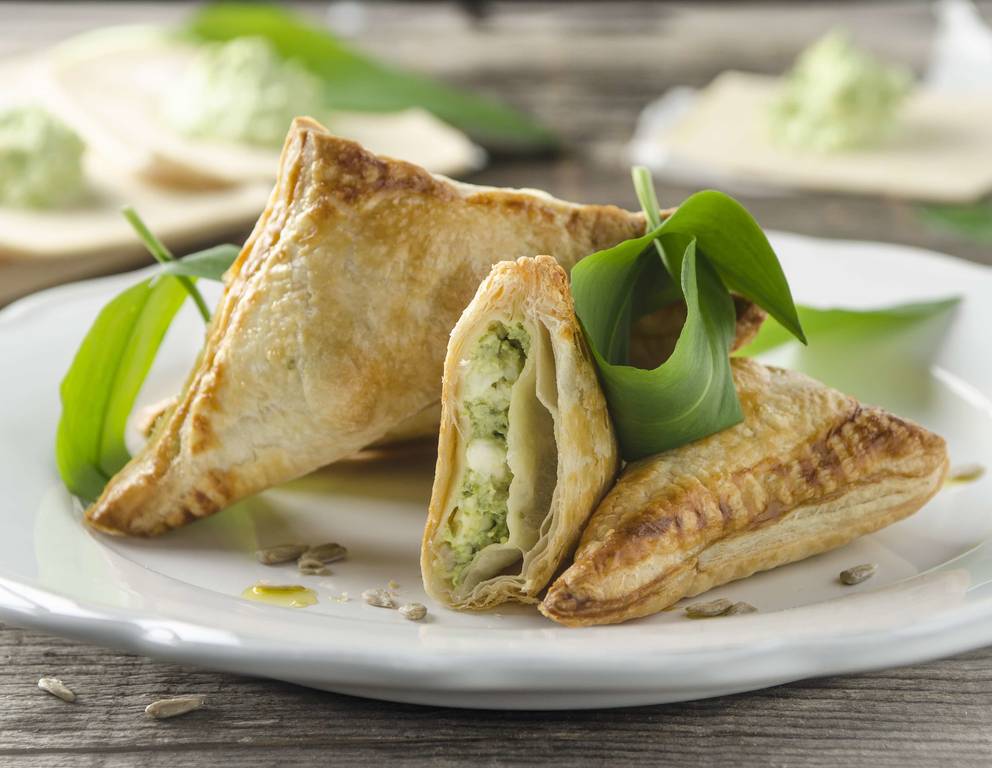 Blätterteigecken mit Bärlauch-Feta-Füllung Blätterteigecken mit Bärlauch-Feta-Füllung