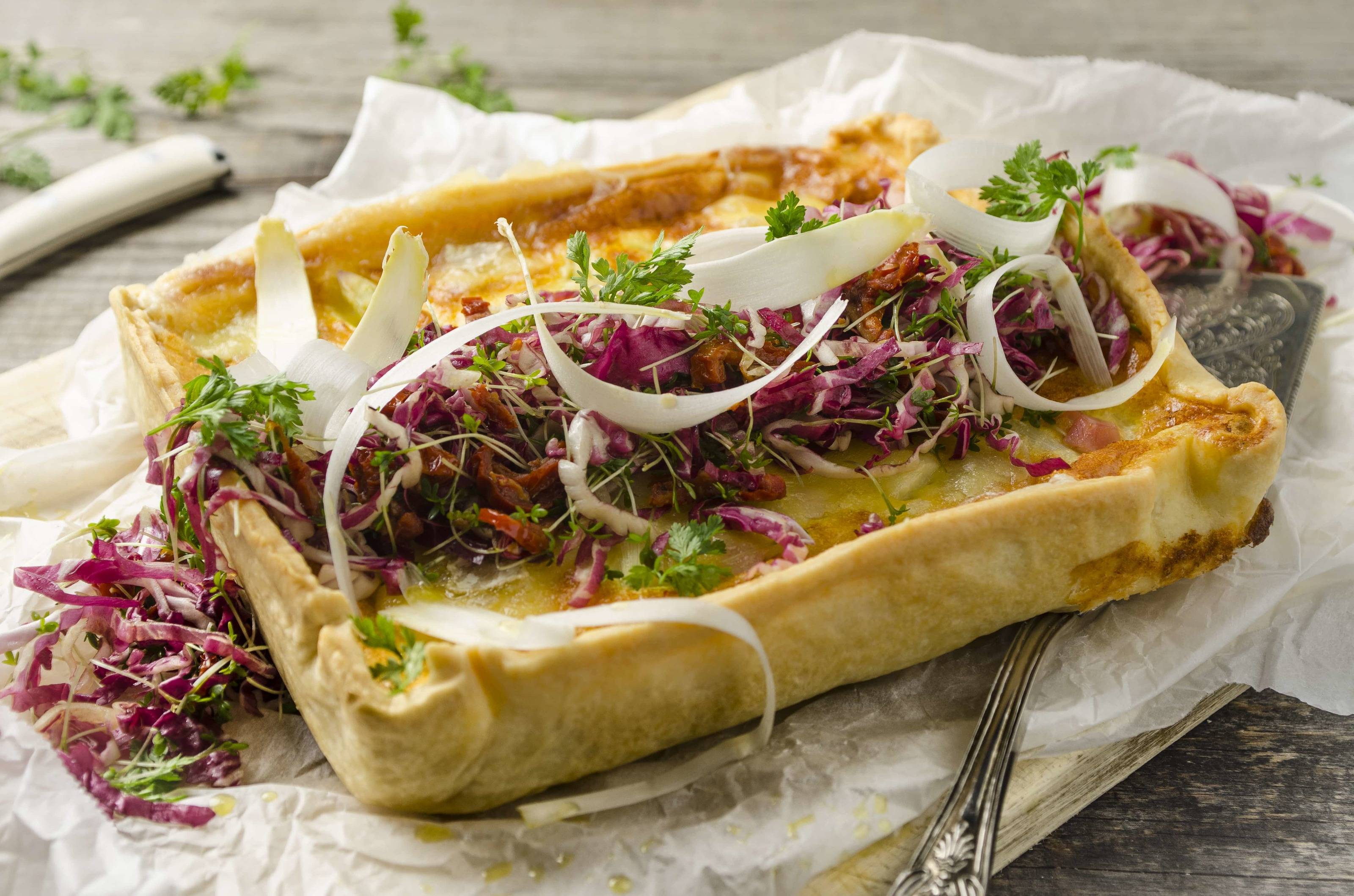 Spargelquiche mit Radicchio-Tomaten-Salat