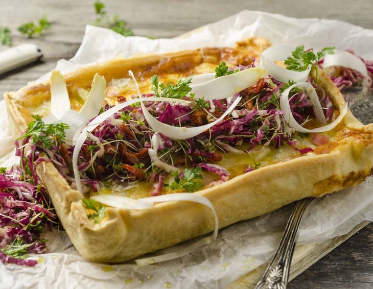 Spargelquiche mit Radicchio-Tomaten-Salat