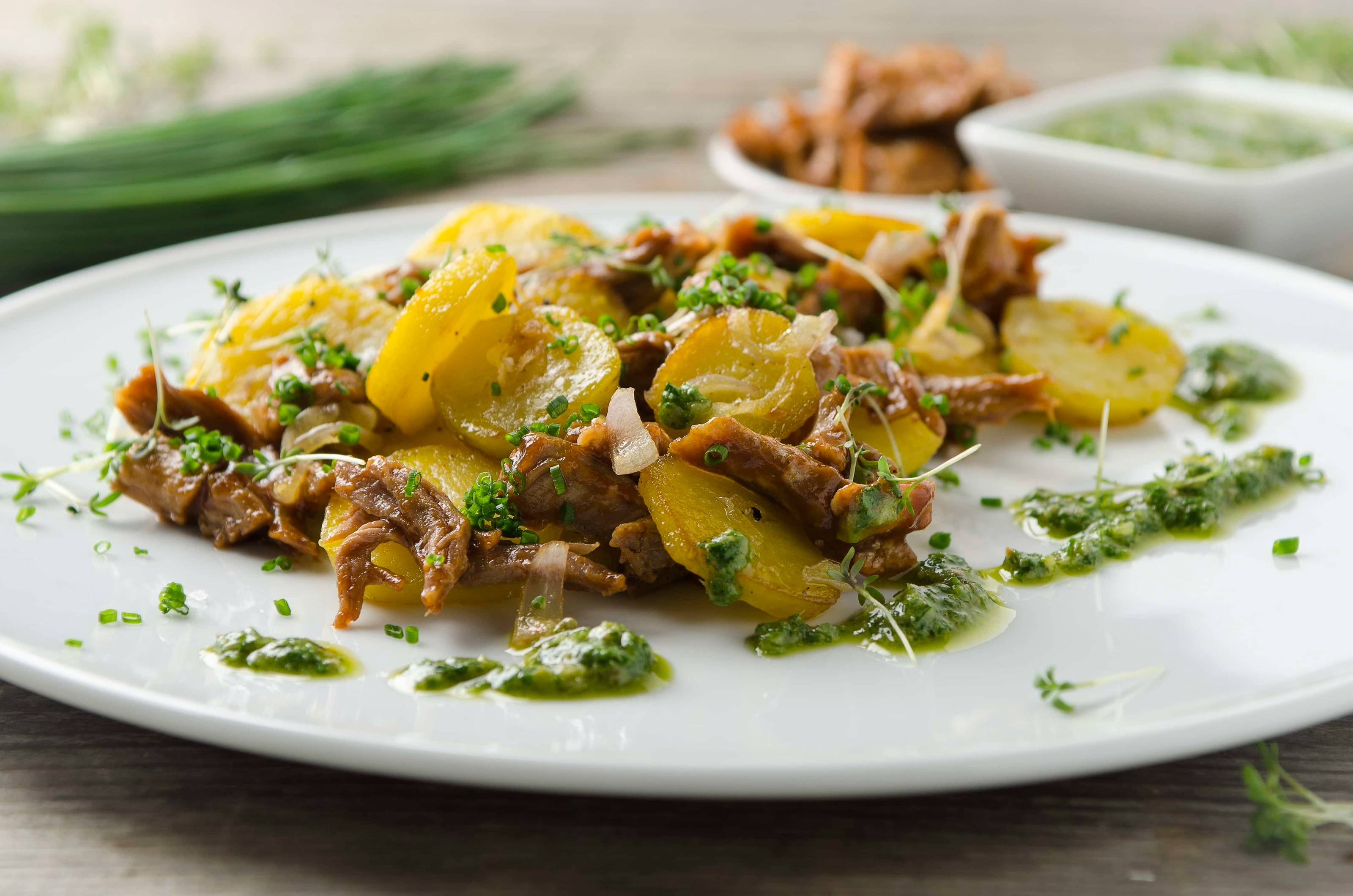 Pulled Pork mit Erdäpfelgröstl und Salsa Verde Rezept