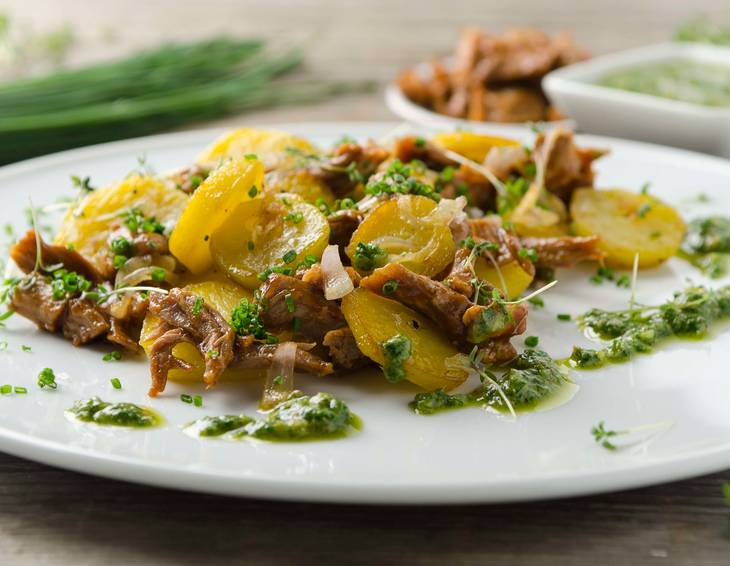 Pulled Pork mit Erdäpfelgröstl und Salsa Verde