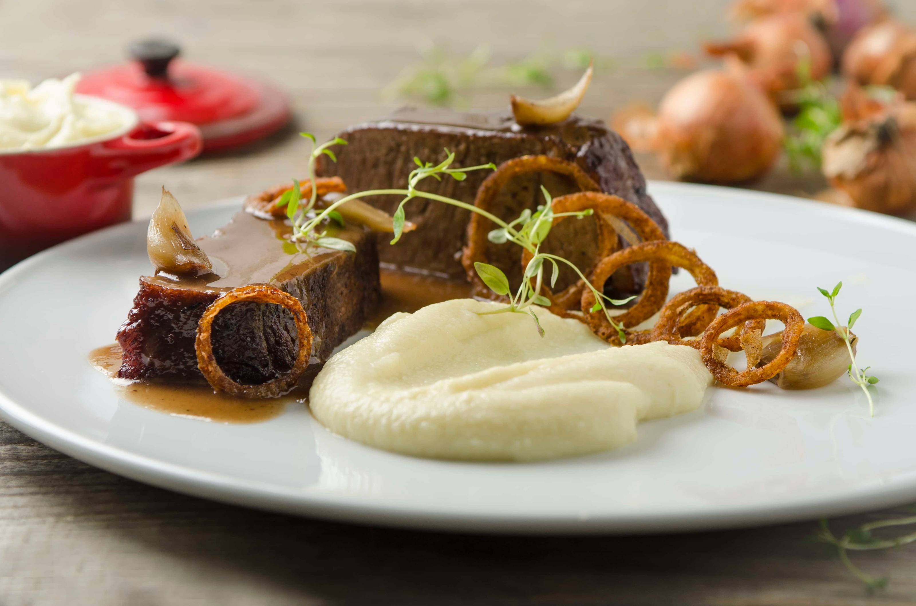 Geschmorter Kalbsbraten mit Pastinakenpüree und Röstzwiebeln