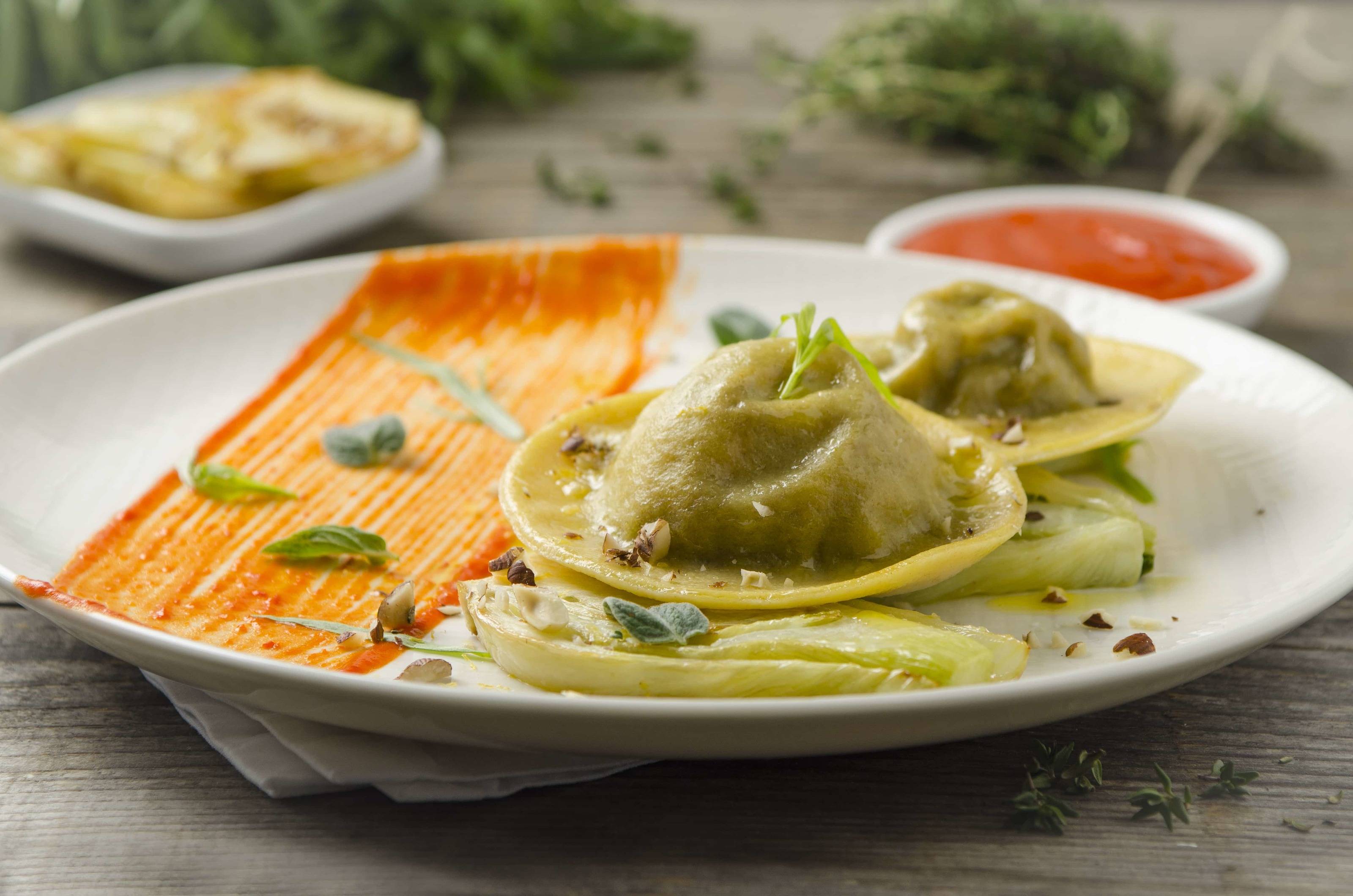 Beinfleischravioli mit Paprikacreme und Fenchel