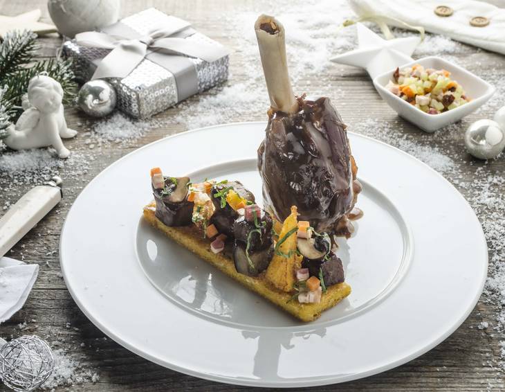 Geschmorte Lammstelze mit Gemüse und Polenta Geschmorte Lammstelze mit Gemüse und Polenta