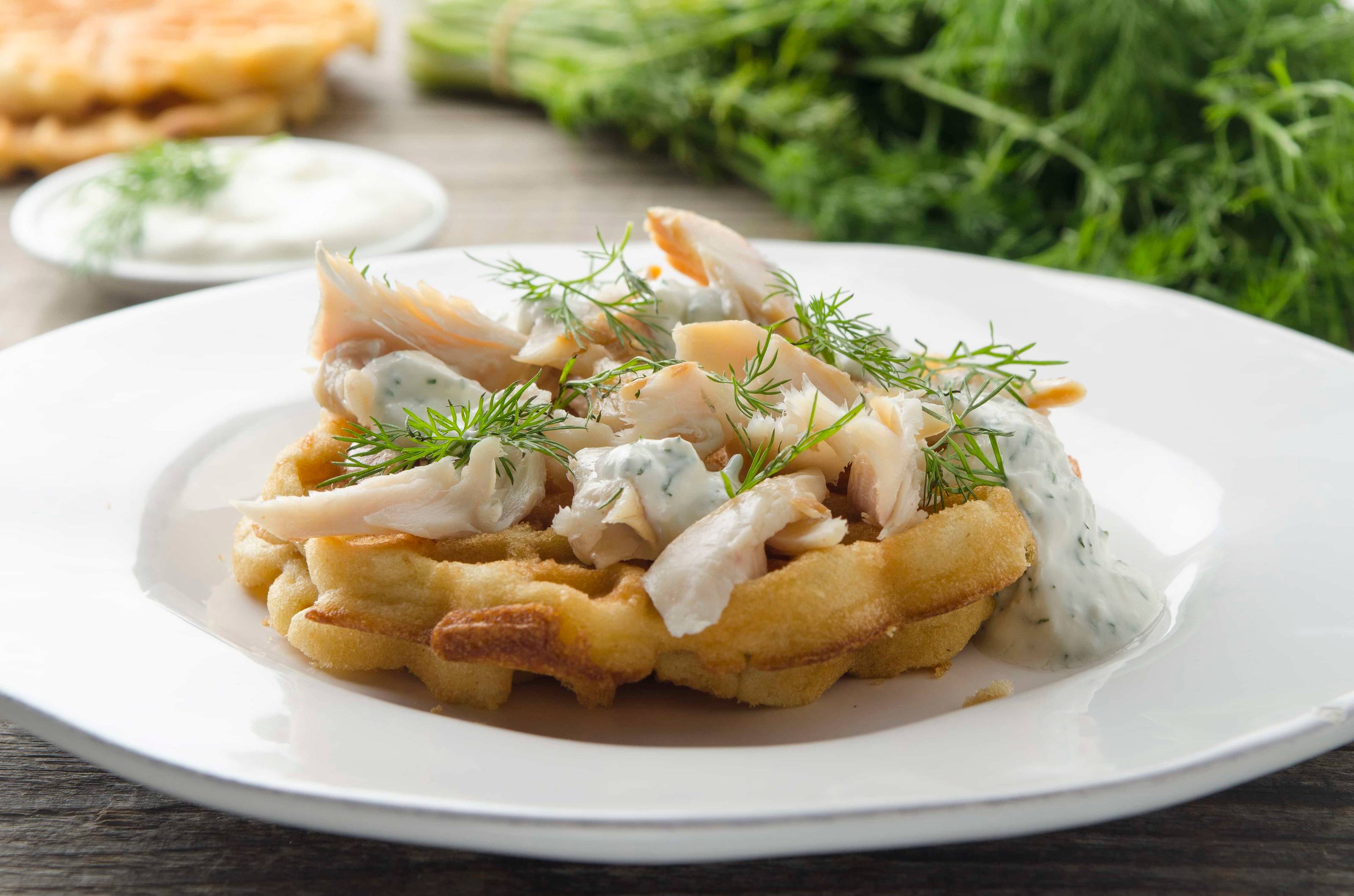 Waffeln mit geräuchertem Seesaibling und Sauerrahm-Dill-Dip Rezept