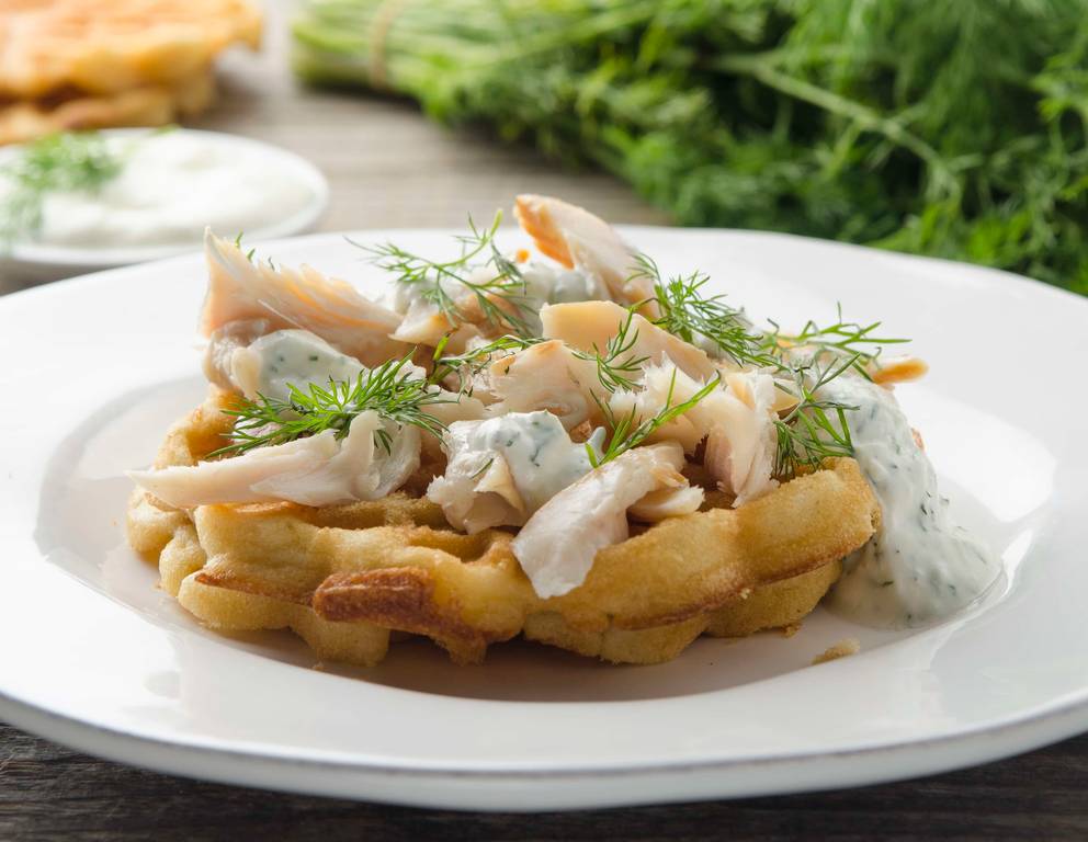 Waffeln mit geräuchertem Seesaibling und Sauerrahm-Dill-Dip Waffeln mit geräuchertem Seesaibling und Sauerrahm-Dill-Dip