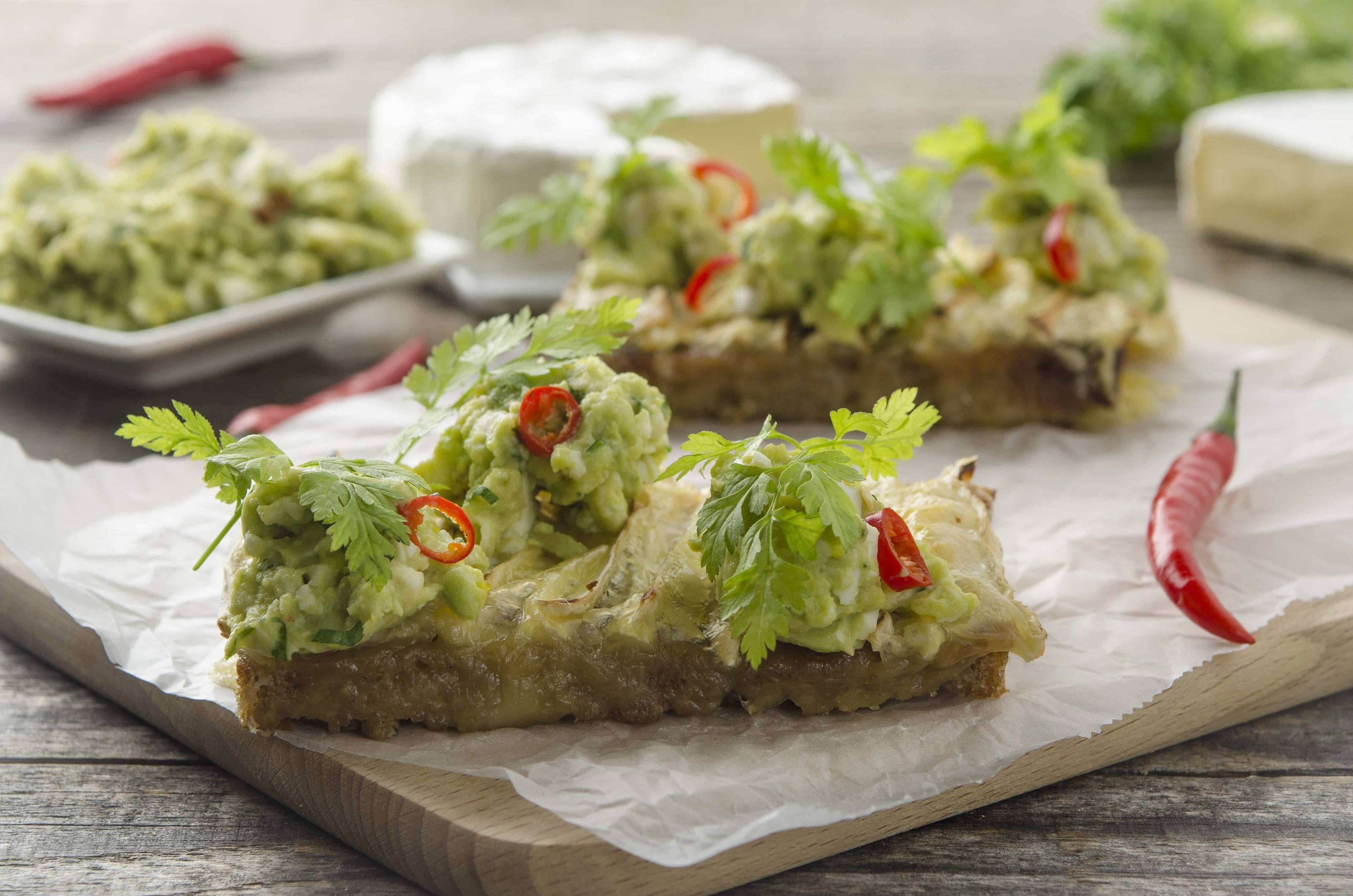 Überbackenes Bauernbrot mit Avocado-Ei-Dip Rezept