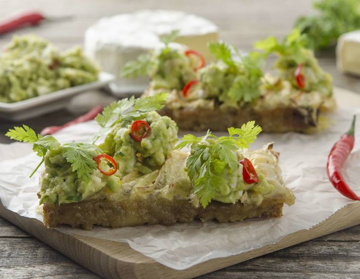 Überbackenes Bauernbrot mit Avocado-Ei-Dip