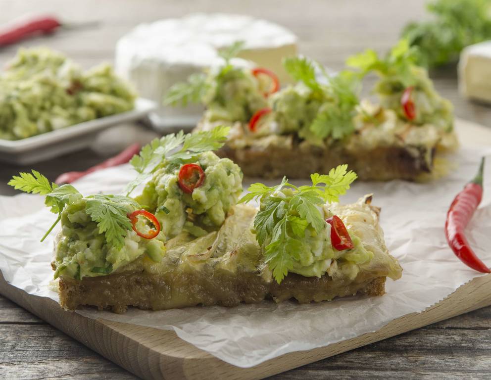 Überbackenes Bauernbrot mit Avocado-Ei-Dip Überbackenes Bauernbrot mit Avocado-Ei-Dip