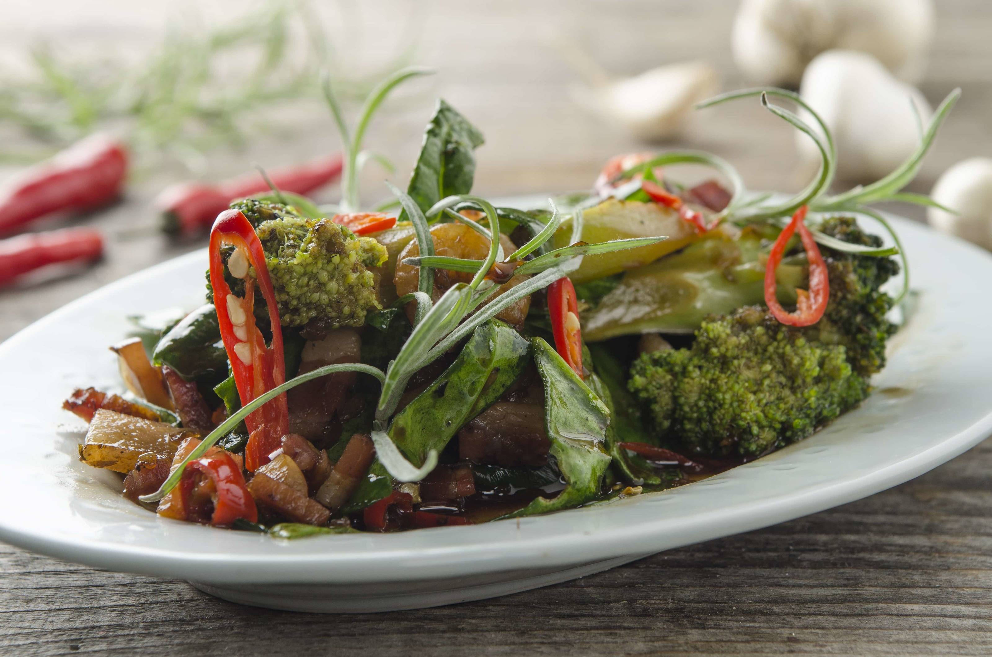 Stängelkohl mit Speck-Sesam-Garnelen aus dem Wok