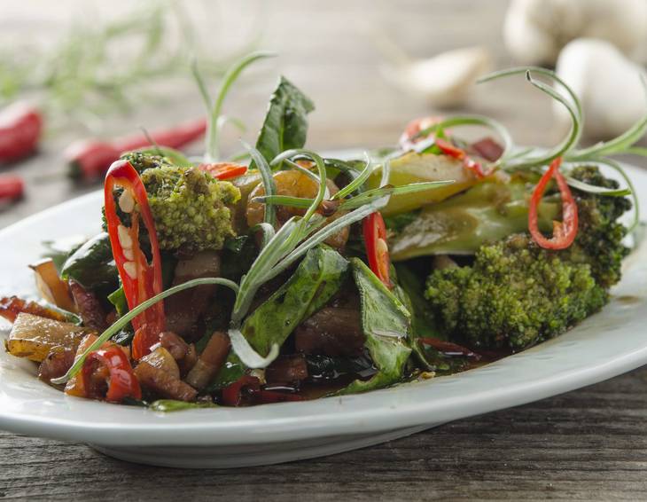 Stängelkohl mit Speck-Sesam-Garnelen aus dem Wok