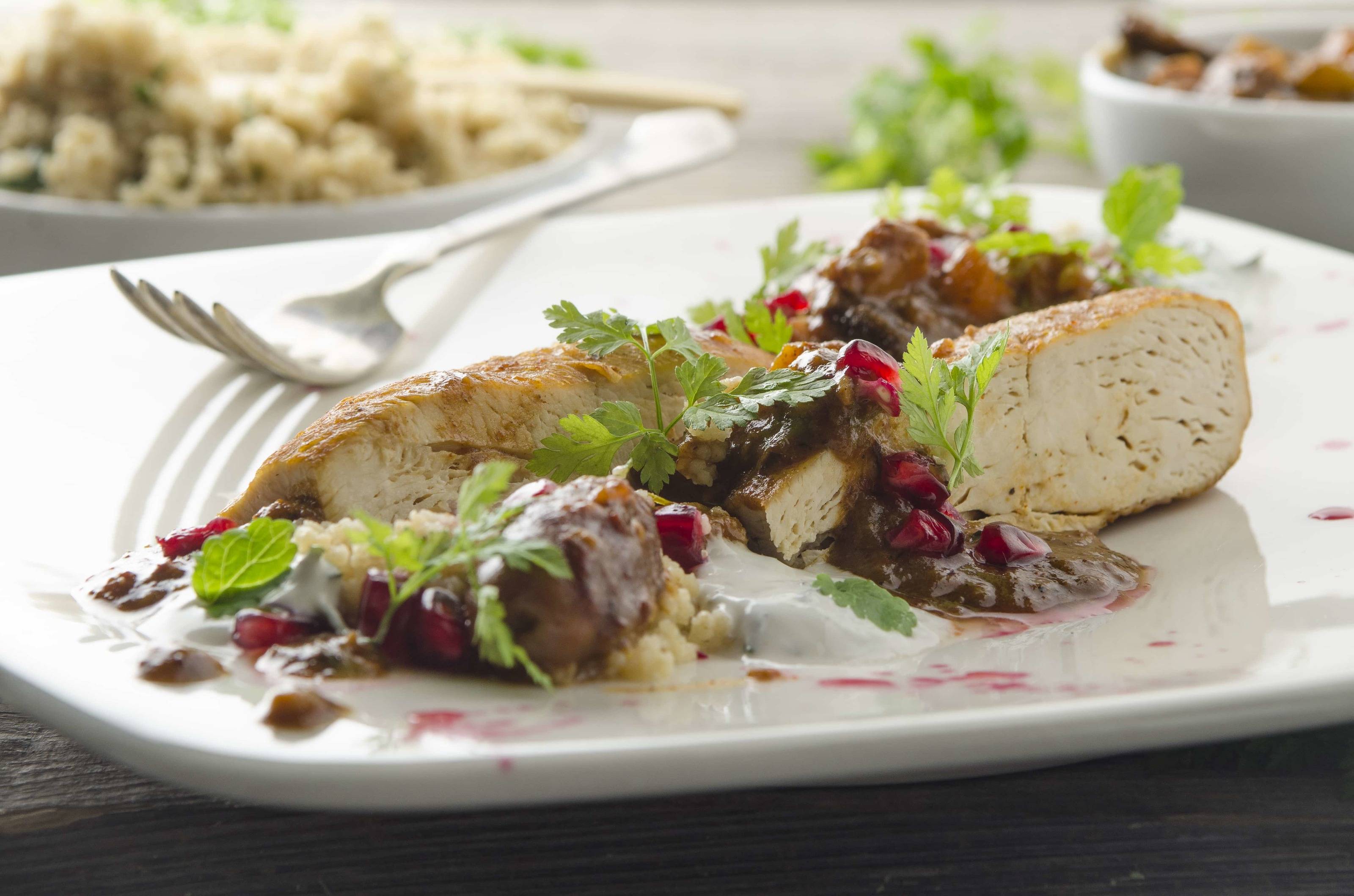 Hühner-Tajine mit Granatapfel, Minz-Joghurt und Couscous Rezept