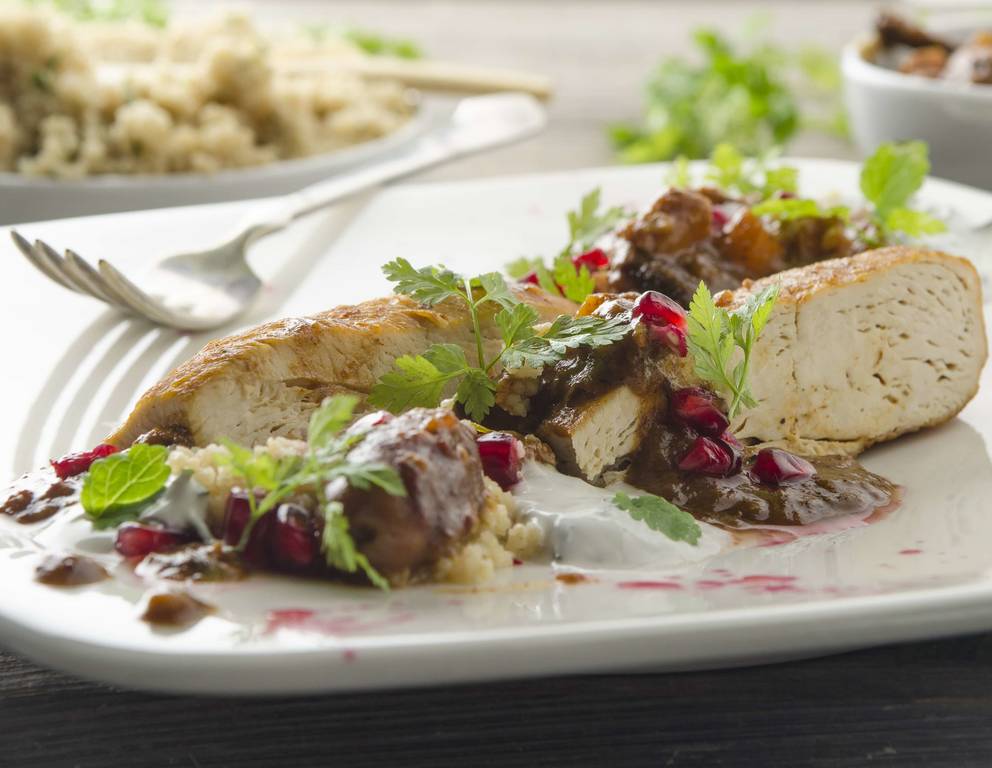 Hühner-Tajine mit Granatapfel, Minz-Joghurt und Couscous Hühner-Tajine mit Granatapfel, Minz-Joghurt und Couscous