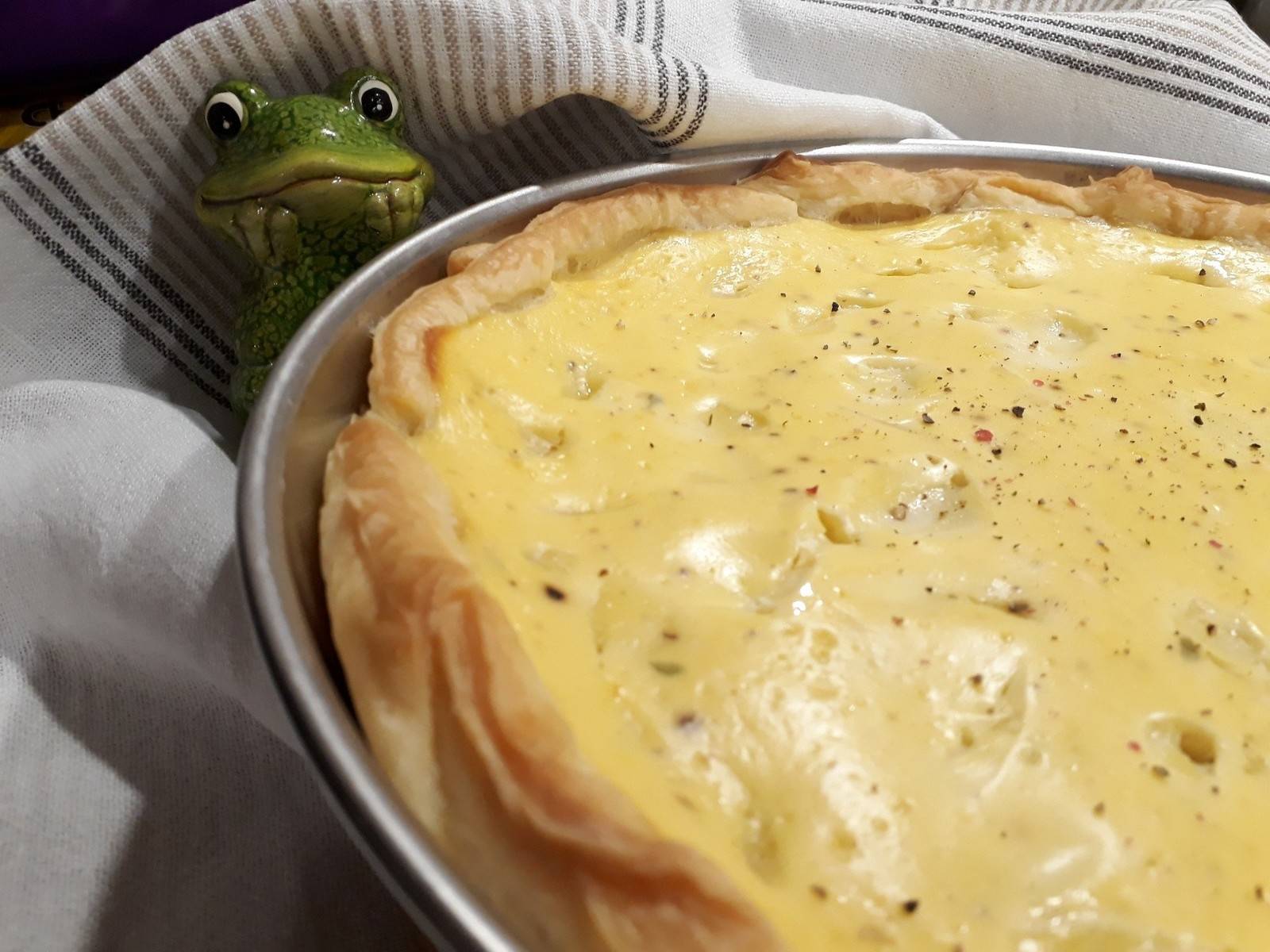 Ricotta-Mozzarella-Quiche - und ein schockierter Frosch (der zwar nicht im Meer wohnt, aber auch im Wasser.)