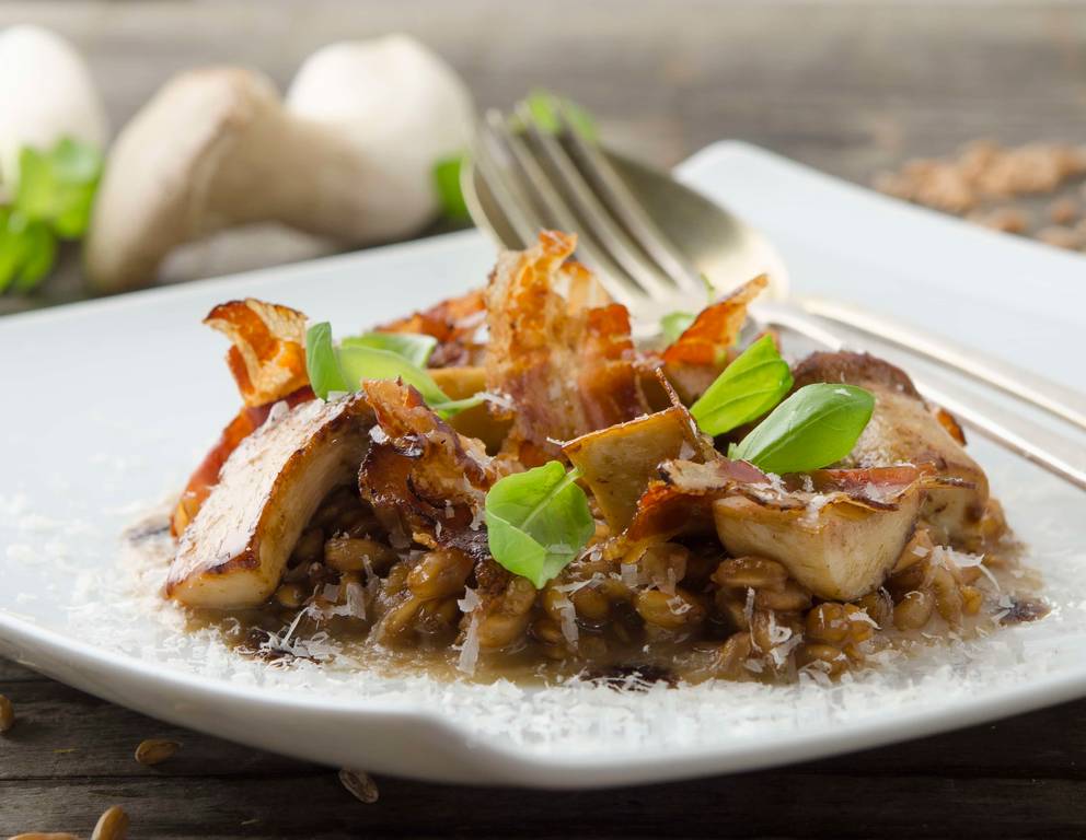 Dinkelrisotto mit Pilzen und Speckkrusteln Dinkelrisotto mit Pilzen und Speckkrusteln