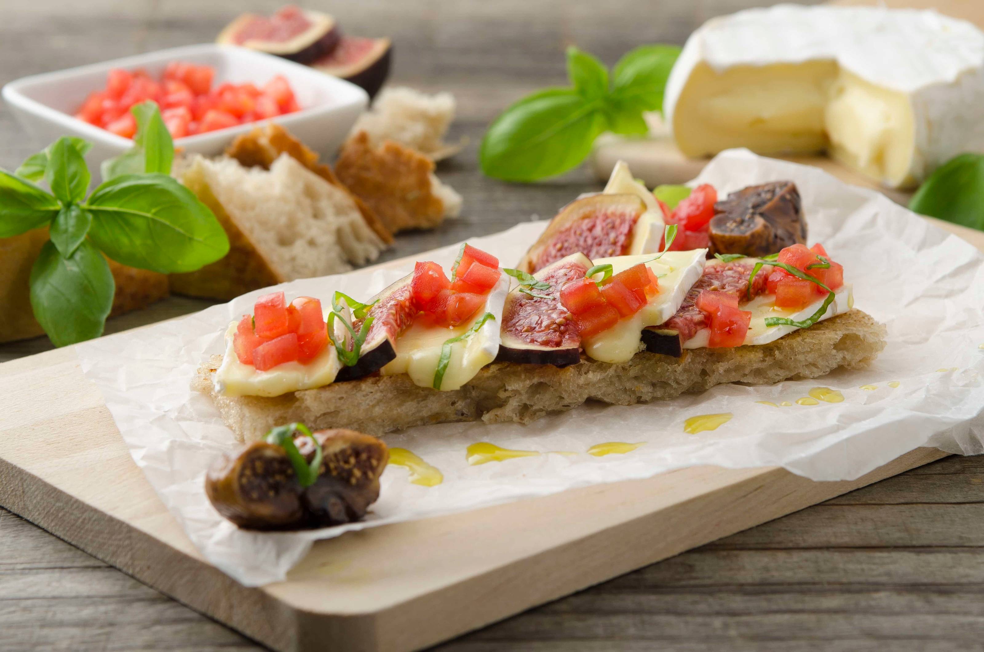 Focaccia mit Paradeisern, Ziegencamembert und Balsamicofeigen Rezept