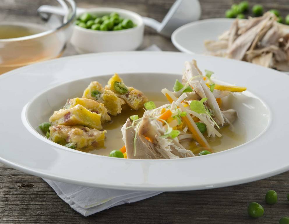 Consommé vom Mini-Gockel mit Kaiserschöberl Consommé vom Mini-Gockel mit Kaiserschöberl