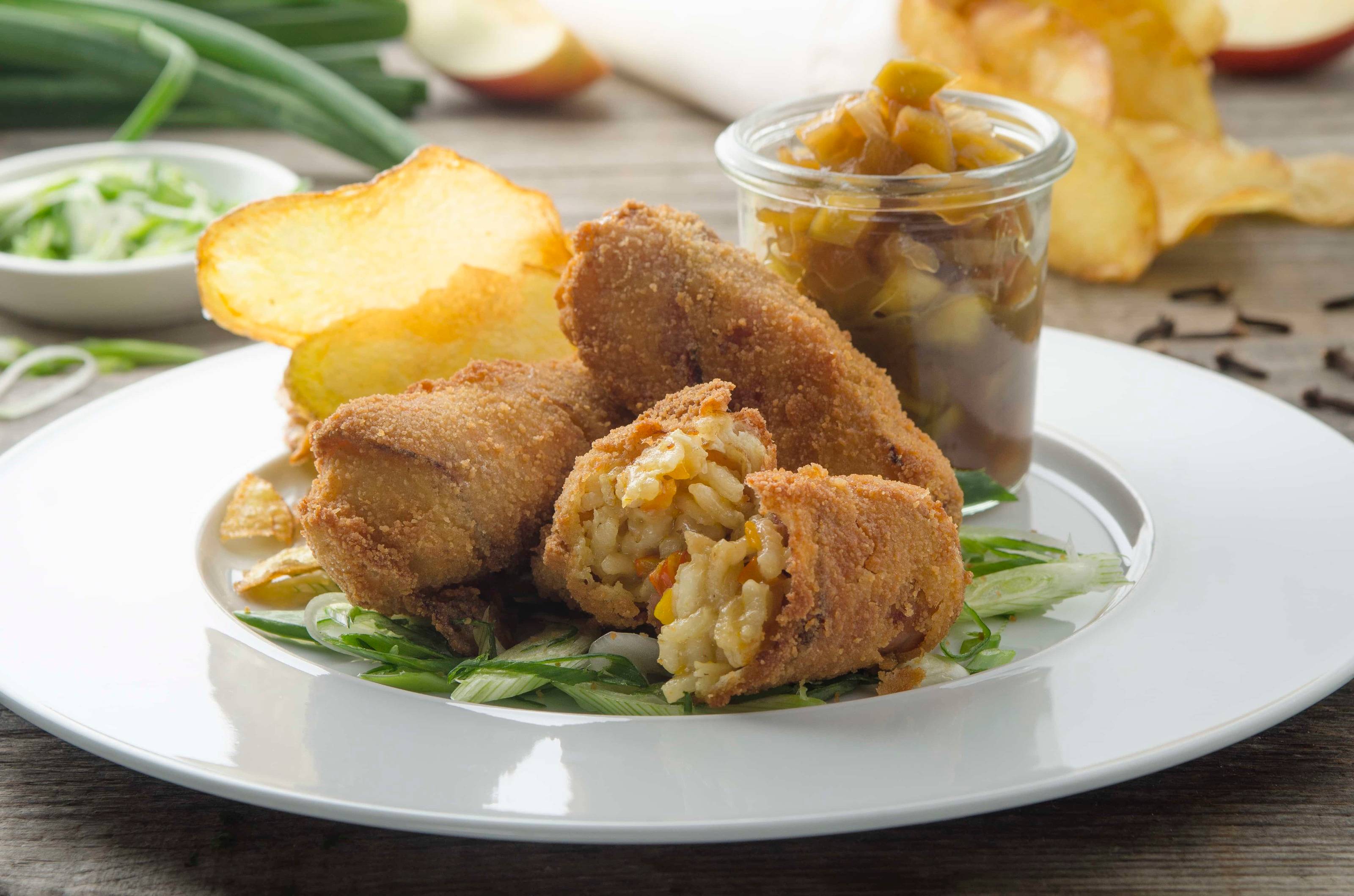 Kroketten vom Kürbis-Risotto mit Apfel-Chutney und Erdäpfelchips