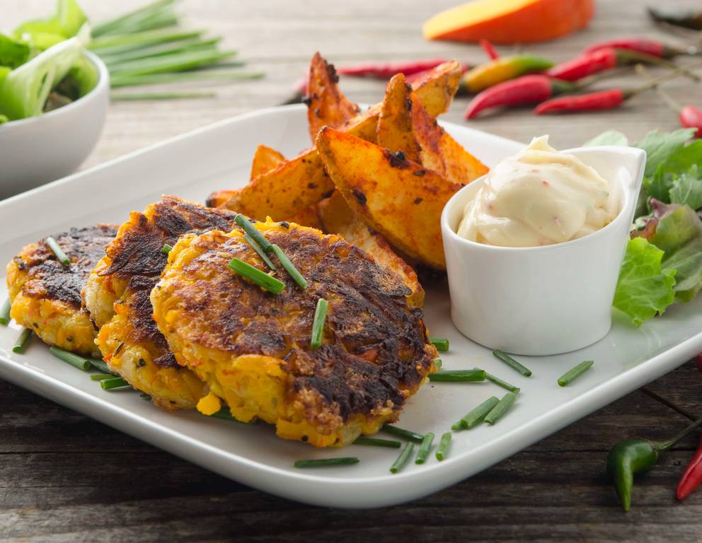 Hokkaido-Käse-Puffer mit Chili-Mayonnaise & Ofen-Erdäpfelsticks Hokkaido-Käse-Puffer mit Chili-Mayonnaise & Ofen-Erdäpfelsticks