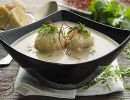 Hühnercremesuppe mit Bröselknöderl Hühnercremesuppe mit Bröselknöderl