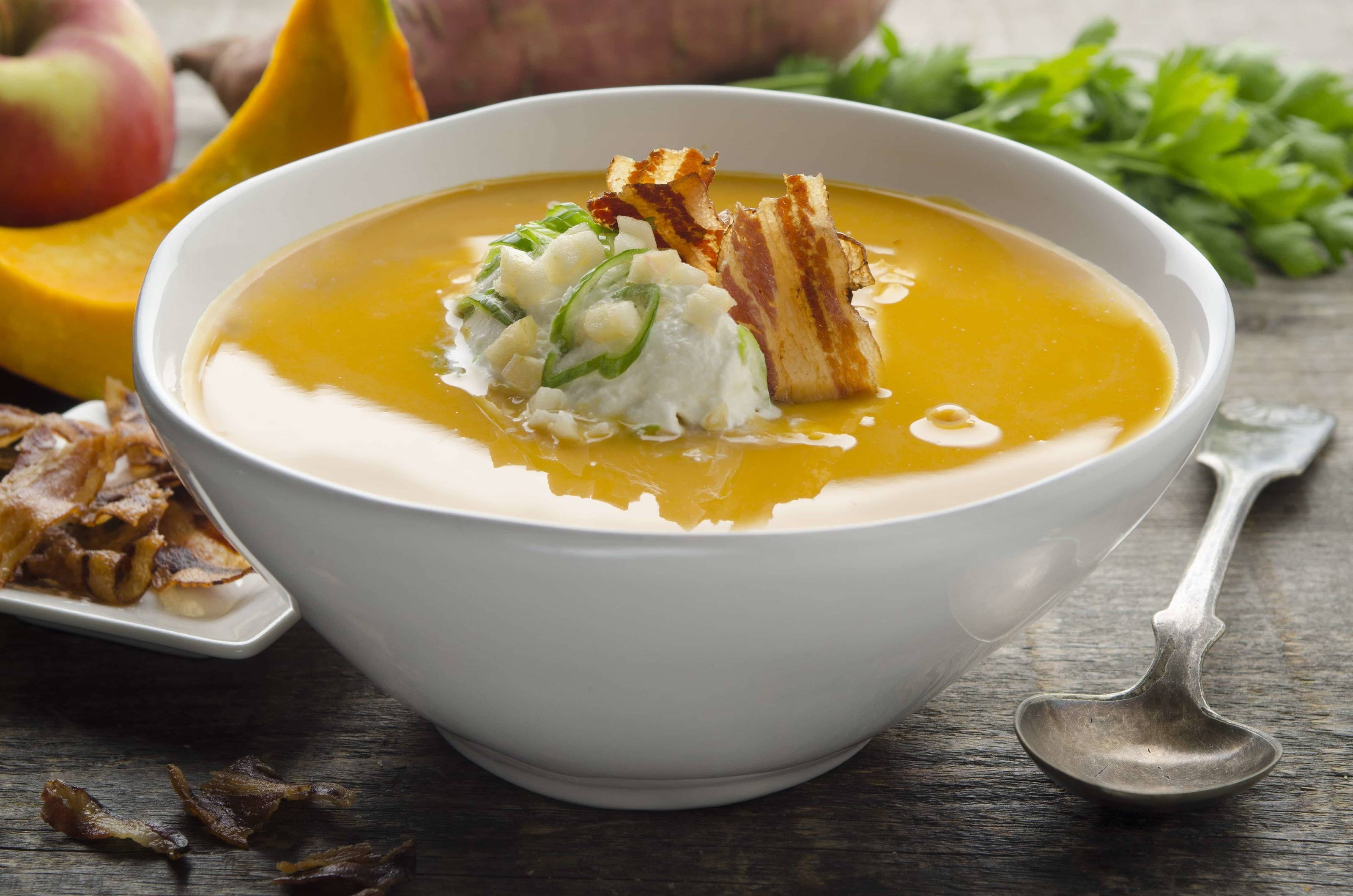 Süßkartoffel-Kürbiscremesuppe mit Speck-Chips Rezept