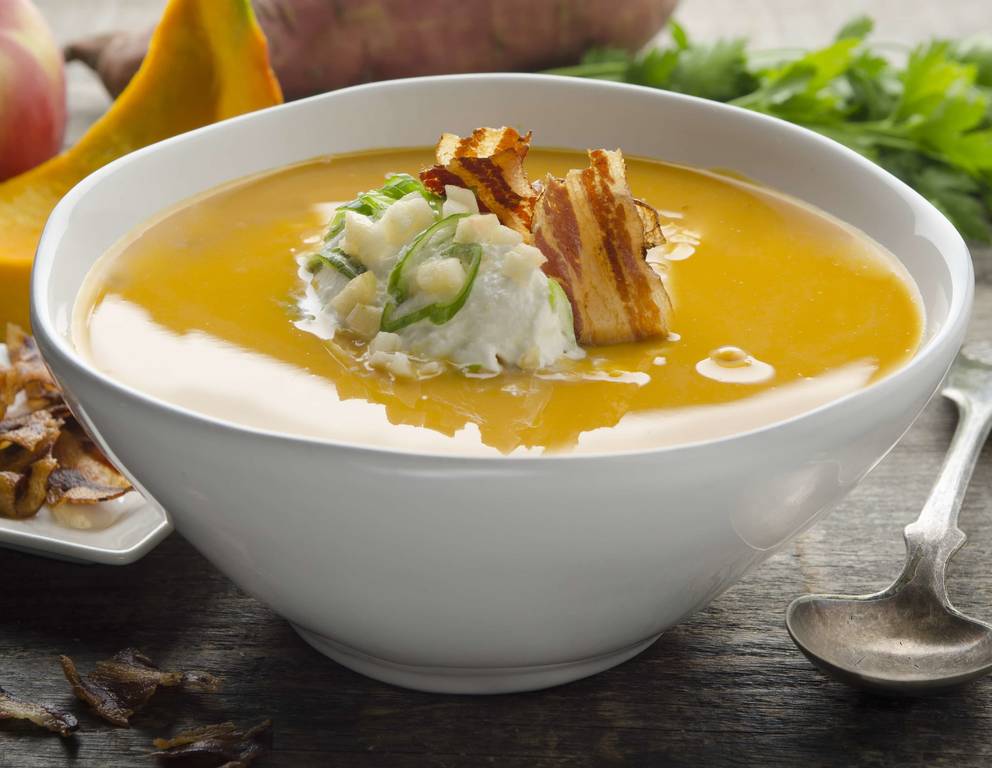 Süßkartoffel-Kürbiscremesuppe mit Speck-Chips Süßkartoffel-Kürbiscremesuppe mit Speck-Chips