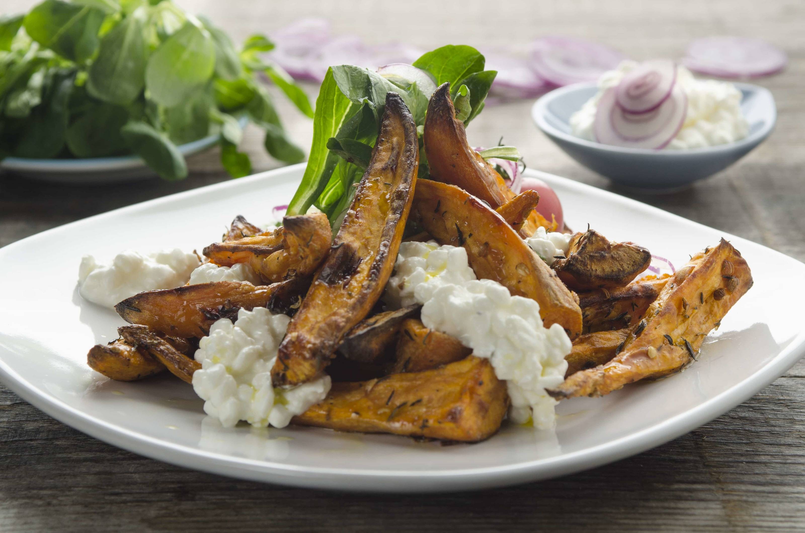 Ofengebackene Süßkartoffel-Wedges mit Vogerlsalat Rezept