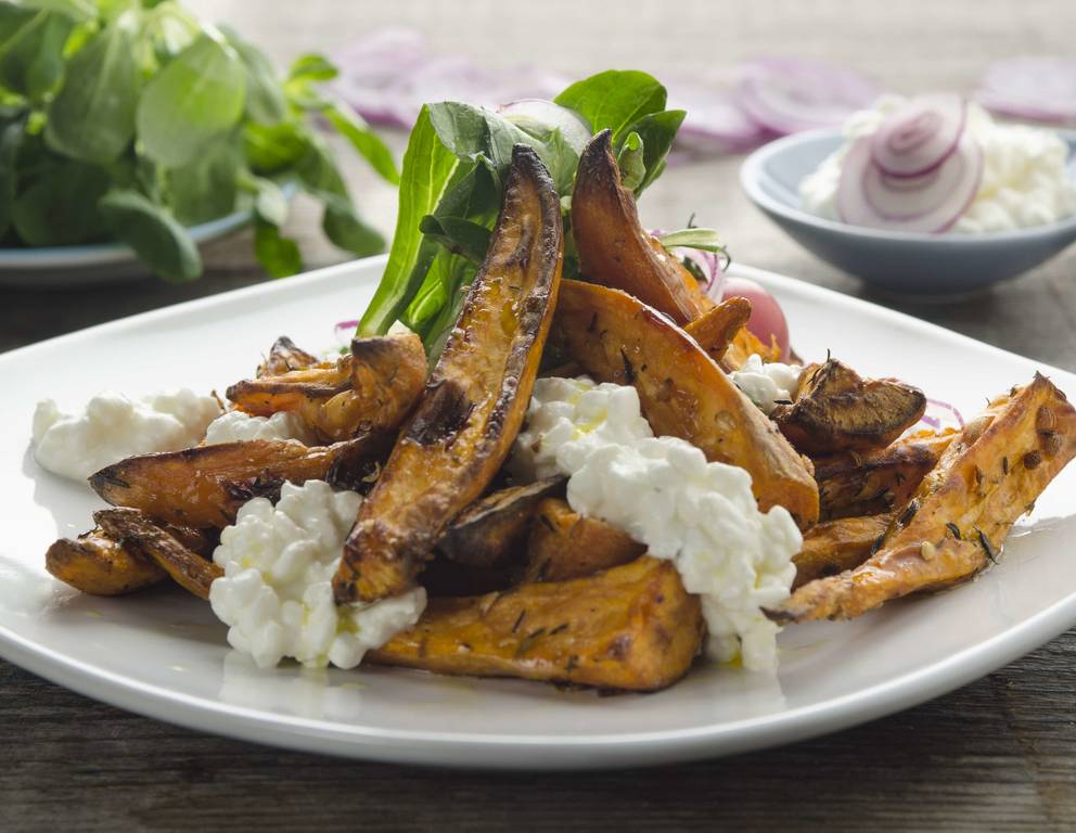Ofengebackene Süßkartoffel-Wedges mit Vogerlsalat Ofengebackene Süßkartoffel-Wedges mit Vogerlsalat