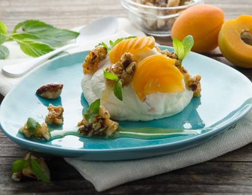 Geeiste Joghurtcreme mit Marillen und Paranüssen Rezept