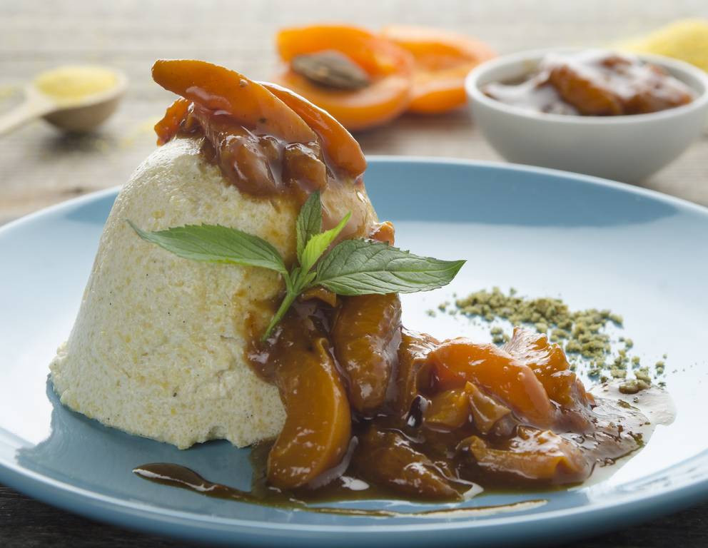 Polenta-Sesam-Flammeri mit Marillen Polenta-Sesam-Flammeri mit Marillen