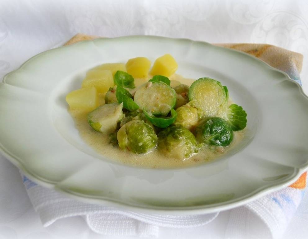 Kohlsprossenragout mit Speck-Schlagobers-Sauce Kohlsprossenragout mit Speck-Schlagobers-Sauce