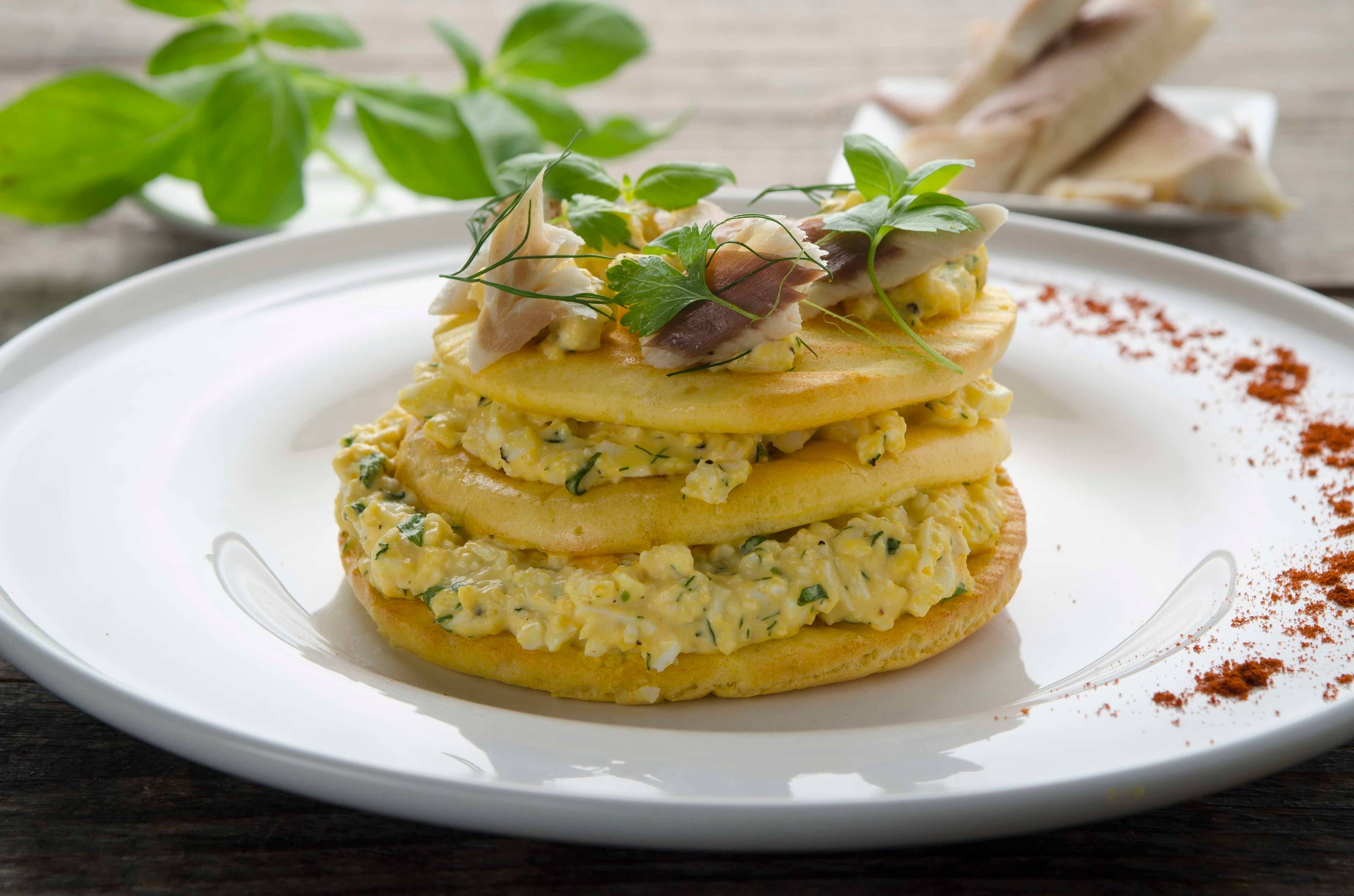 Wolkenbrote mit Räuchersaibling und Kräuter-Eiaufstrich Rezept