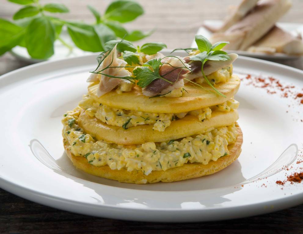 Wolkenbrote mit Räuchersaibling und Kräuter-Eiaufstrich Wolkenbrote mit Räuchersaibling und Kräuter-Eiaufstrich