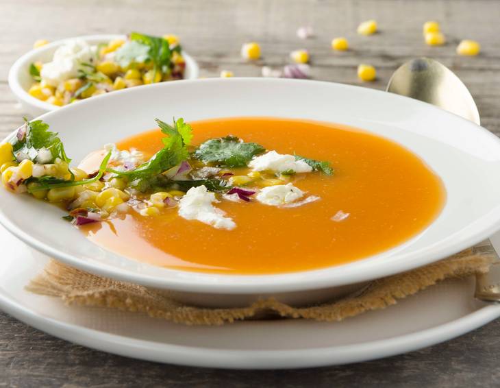 Tomaten-Maiscreme-Suppe mit Ziegenfrischkäse Tomaten-Maiscreme-Suppe mit Ziegenfrischkäse