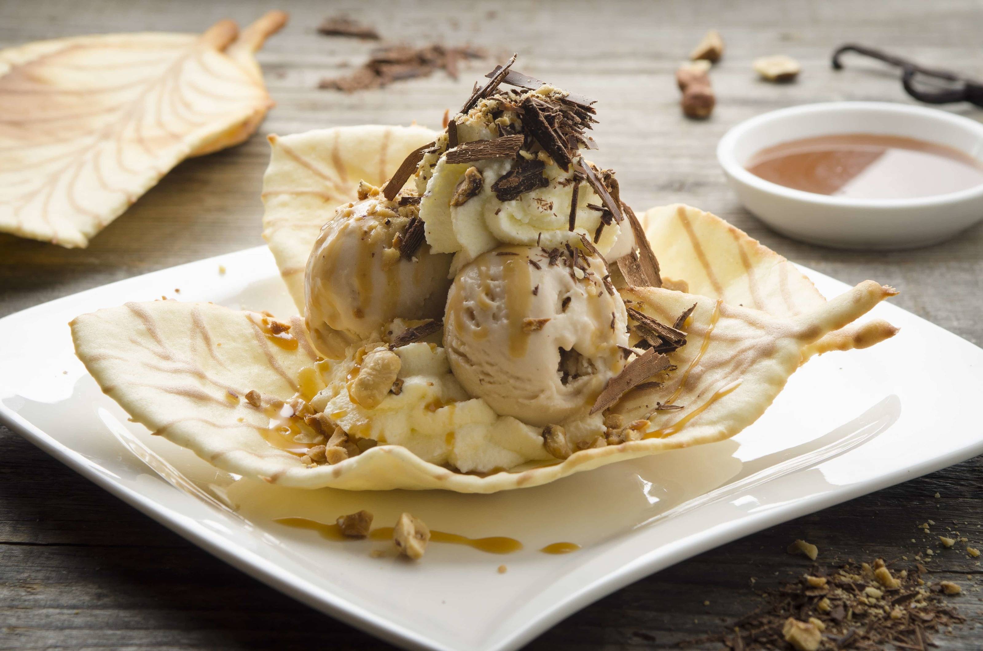 Coppa Nocciolone im Hippenblatt mit Toffeesauce Rezept