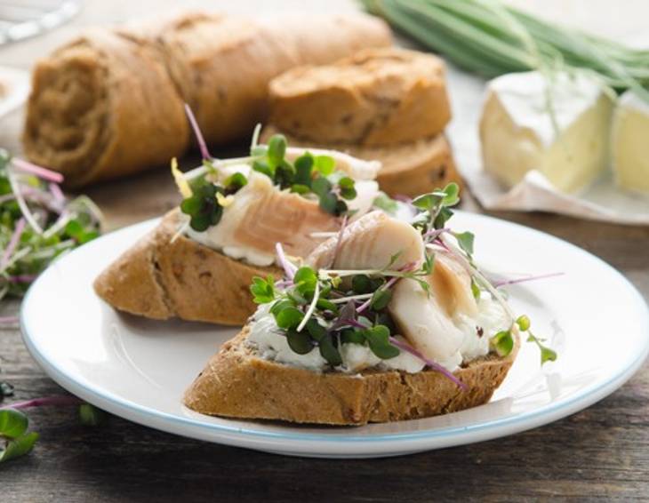 Kornspitzbaguette mit Räuchersaibling und Cottage Cheese