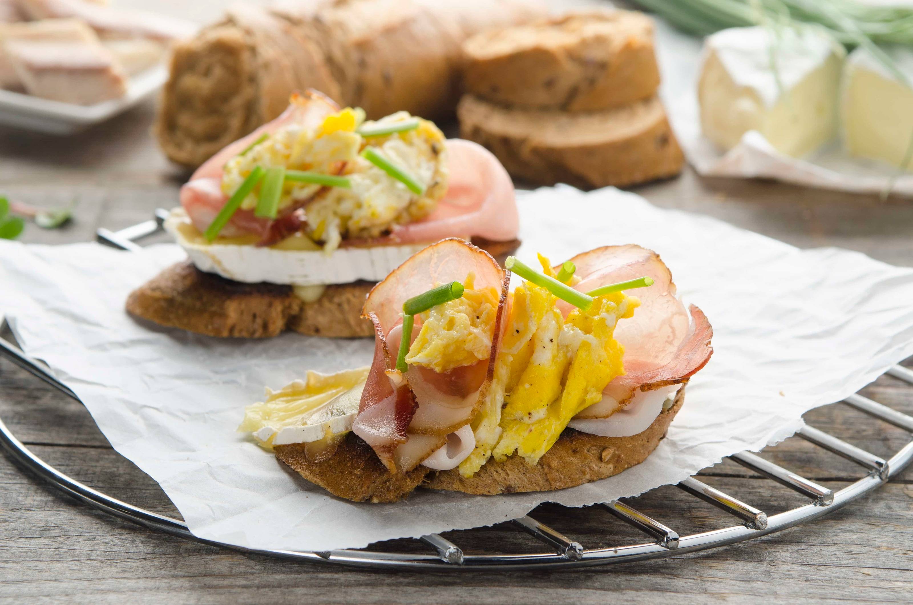 Kornspitzbaguette mit Camembert und Eierspeise