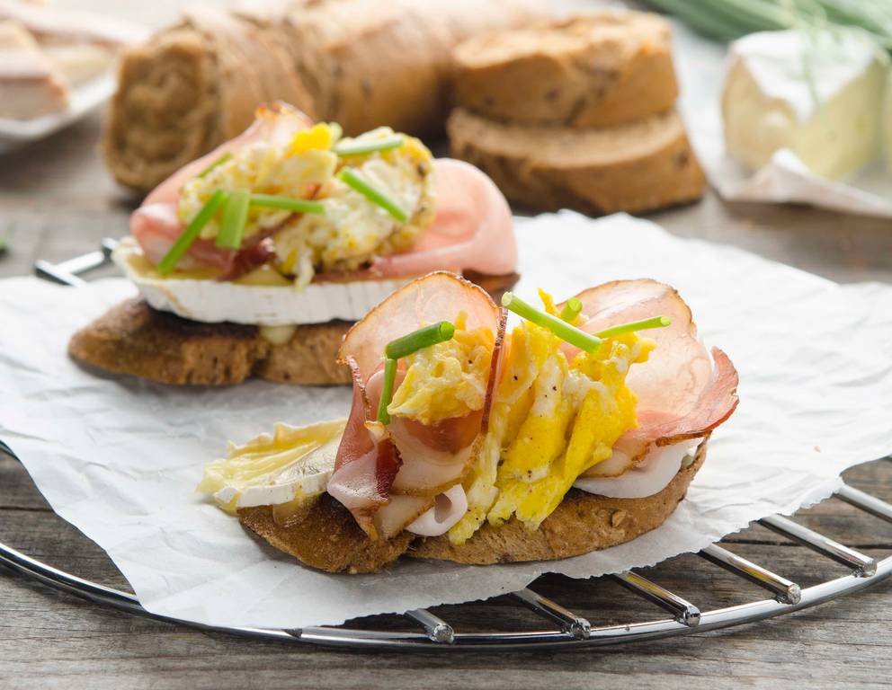Kornspitzbaguette mit Camembert und Eierspeise Kornspitzbaguette mit Camembert und Eierspeise
