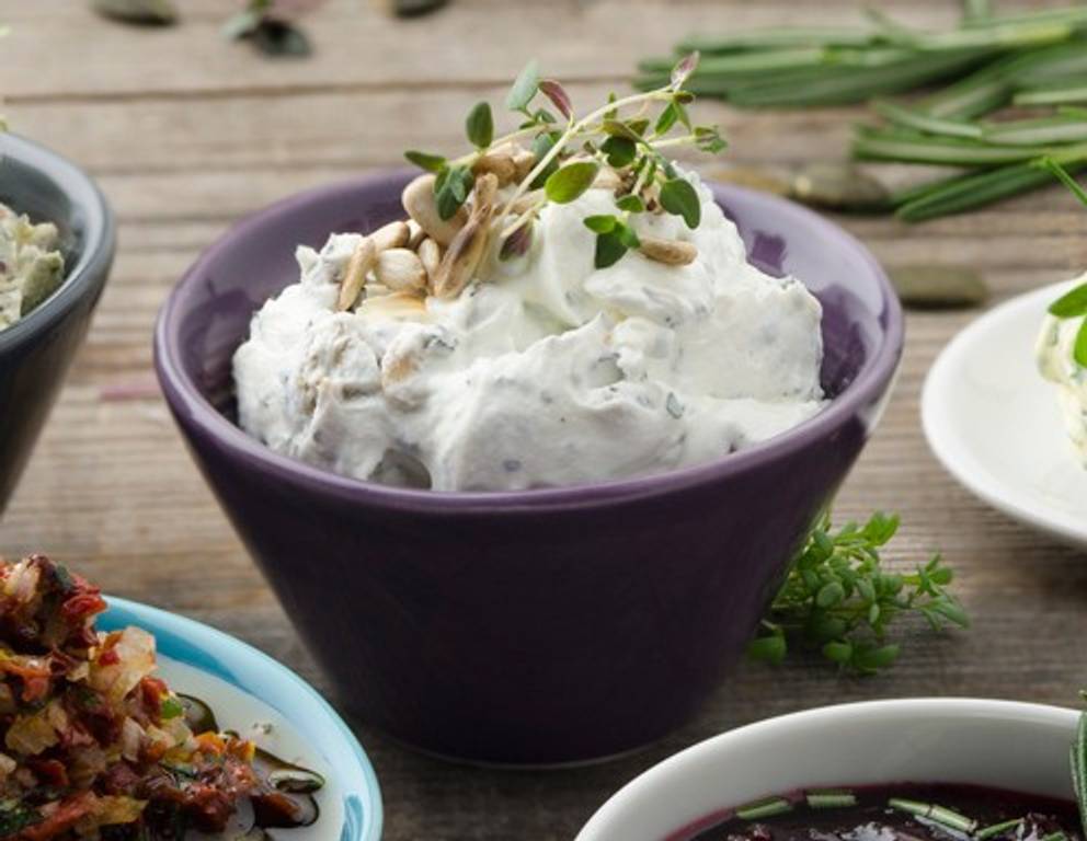 Ziegenfrischkäsedip mit Sonnenblumenkernen Ziegenfrischkäsedip mit Sonnenblumenkernen