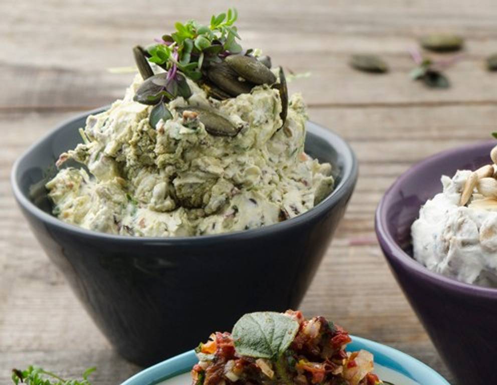 Kürbiskern-Dip mit Bohnenkraut und Kresse Kürbiskern-Dip mit Bohnenkraut und Kresse