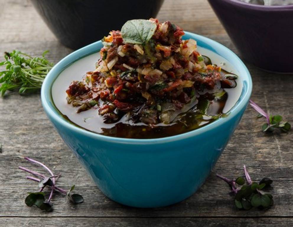 Oregano-Relish mit getrockneten Tomaten Oregano-Relish mit getrockneten Tomaten