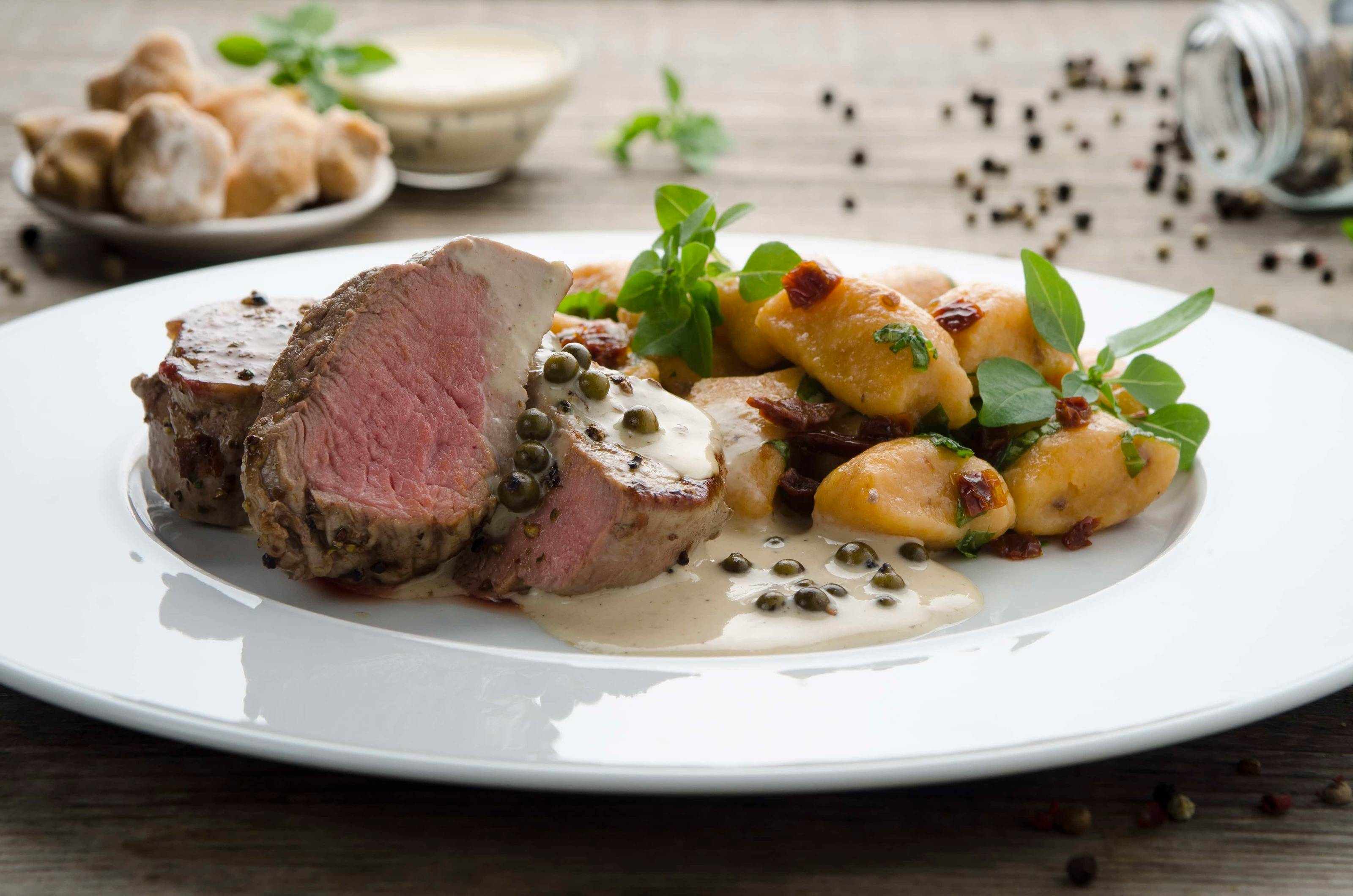 Schweinsmedaillons mit Pfeffersauce und Paradeisergnocchi Rezept