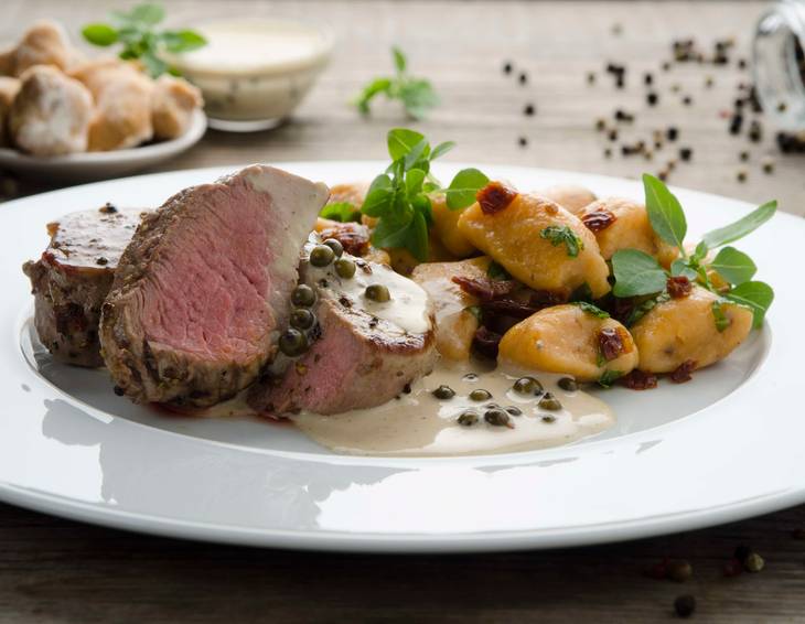 Schweinsmedaillons mit Pfeffersauce und Paradeisergnocchi Schweinsmedaillons mit Pfeffersauce und Paradeisergnocchi