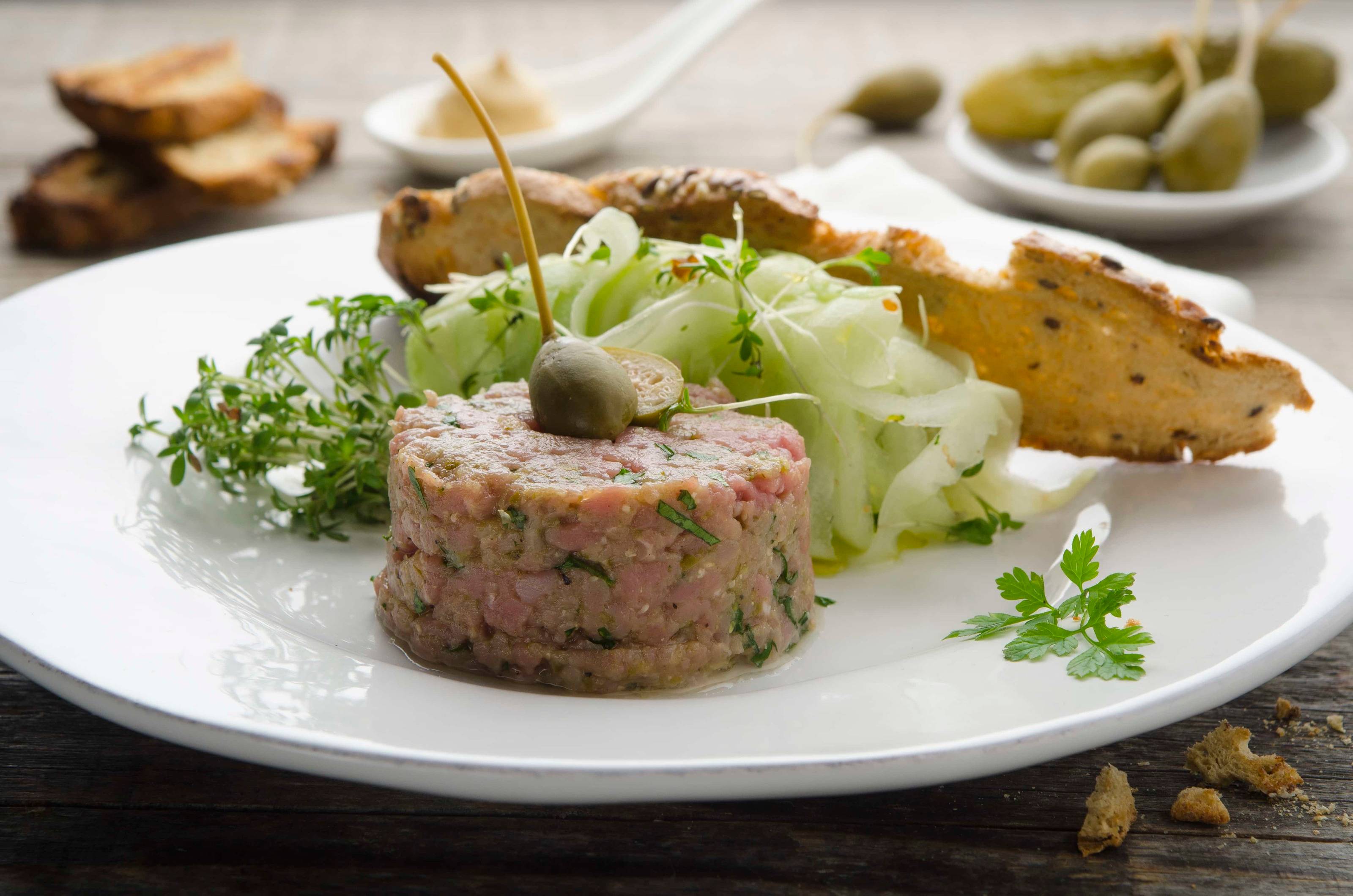 Beef-Tatar mit Gurkenspaghettini Rezept