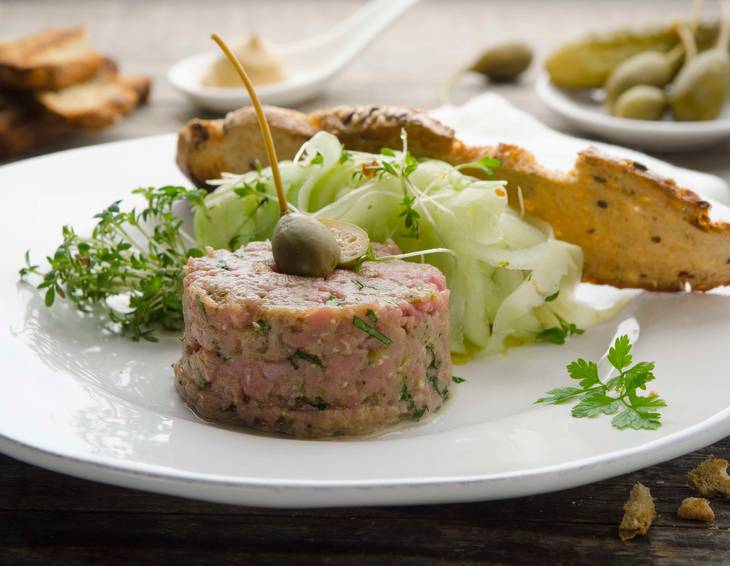 Beef Tatar vom Kalb mit Gurkenspaghettini Beef Tatar vom Kalb mit Gurkenspaghettini