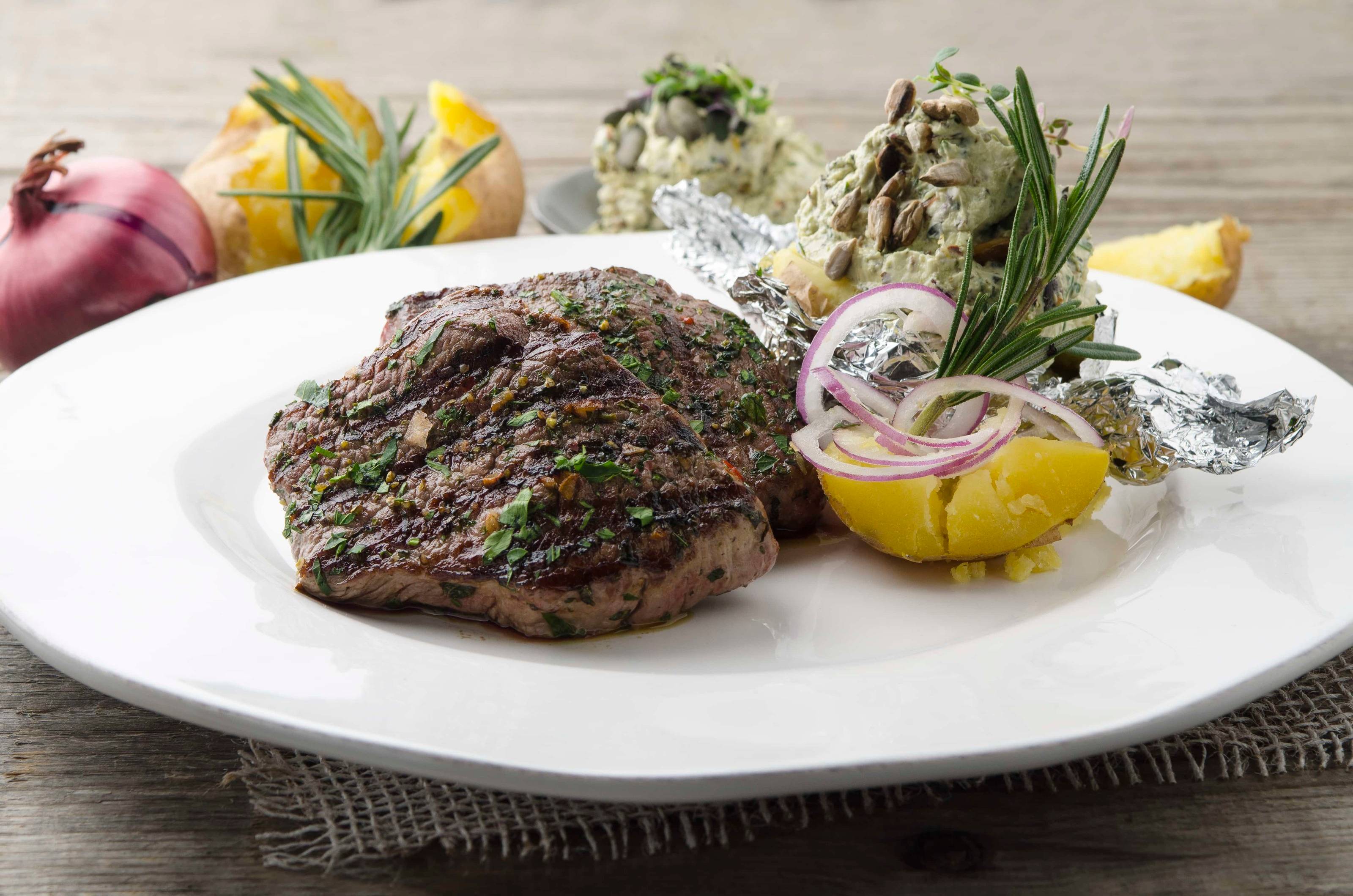 Steaks mit Ziegenfrischkäsedip und Ofenerdäpfel