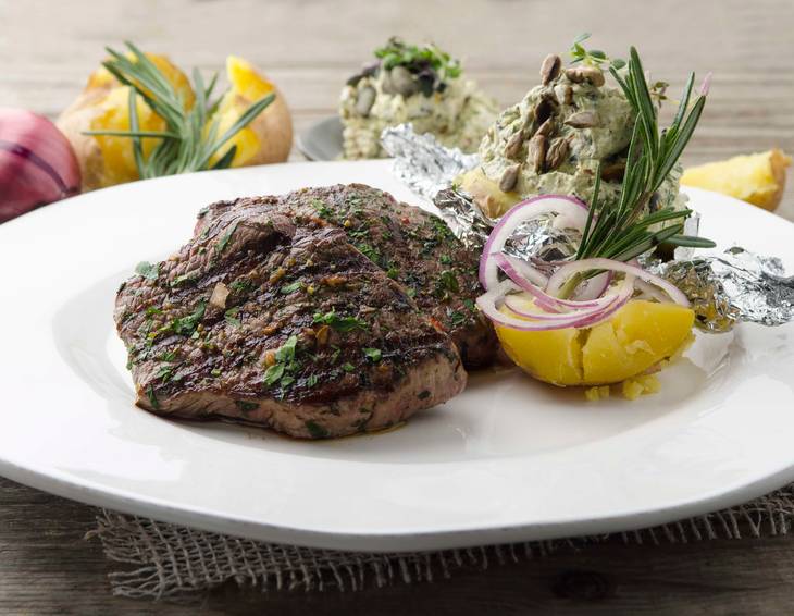 Steaks mit Ziegenfrischkäsedip und Ofenerdäpfel