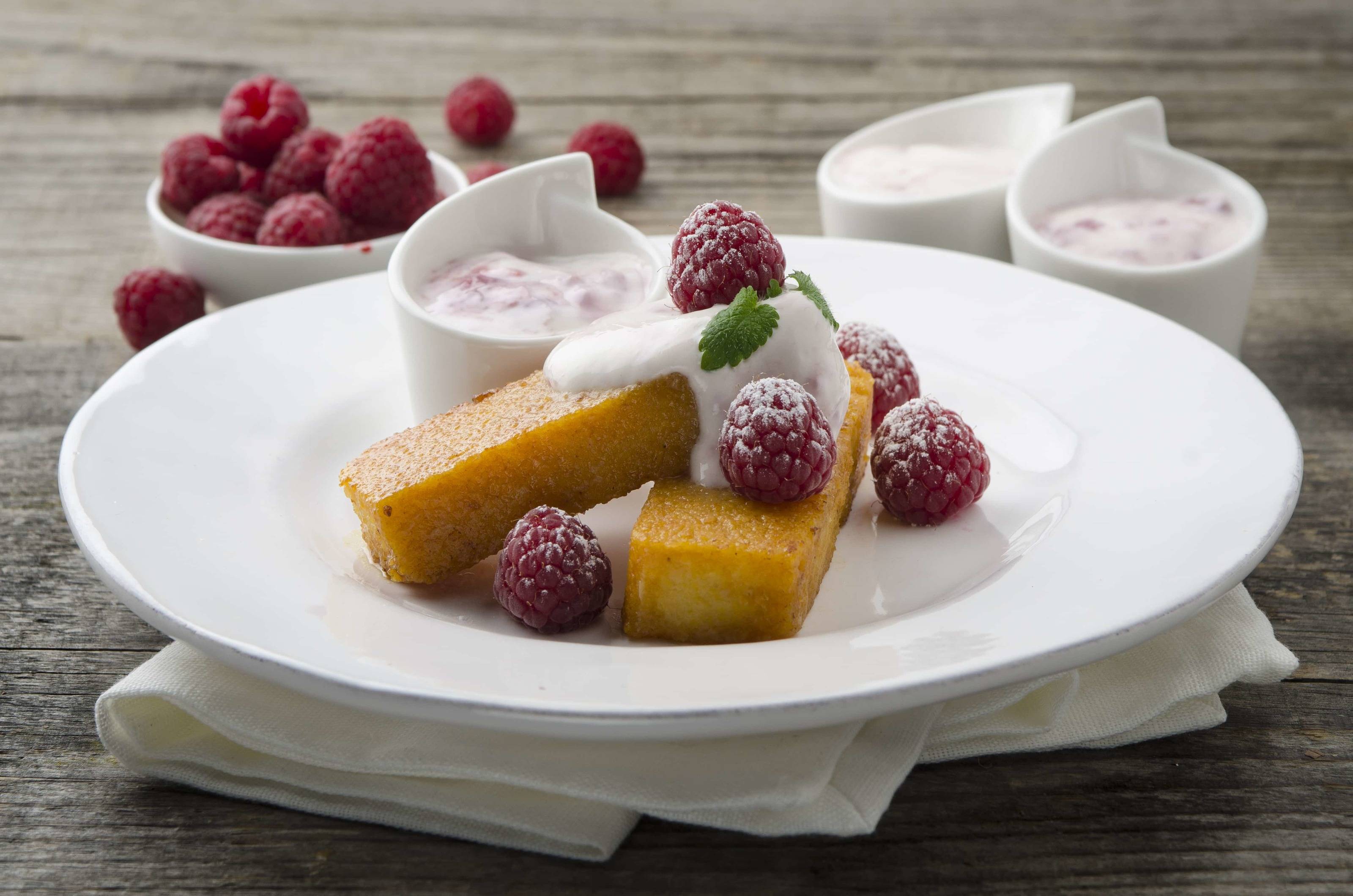 Karamellisierte Polentaschnitten mit Himbeerjoghurt