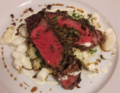 Rinderrücken mit Schwarztee-Kruste, Spargelragout und Bärlauch-Risotto Rinderrücken mit Schwarztee-Kruste, Spargelragout und Bärlauch-Risotto